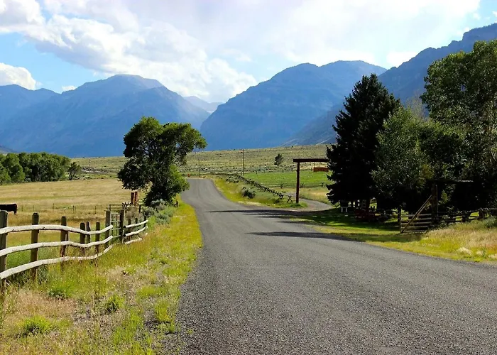 Family On Beautiful Ranch Near Yellowstone National Park, Wyoming * Wapiti